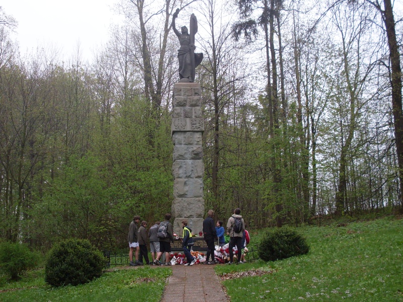 16 - místo letecké katastrofy, kde polští letci, letící na mezinárodní závody, narazili do země 