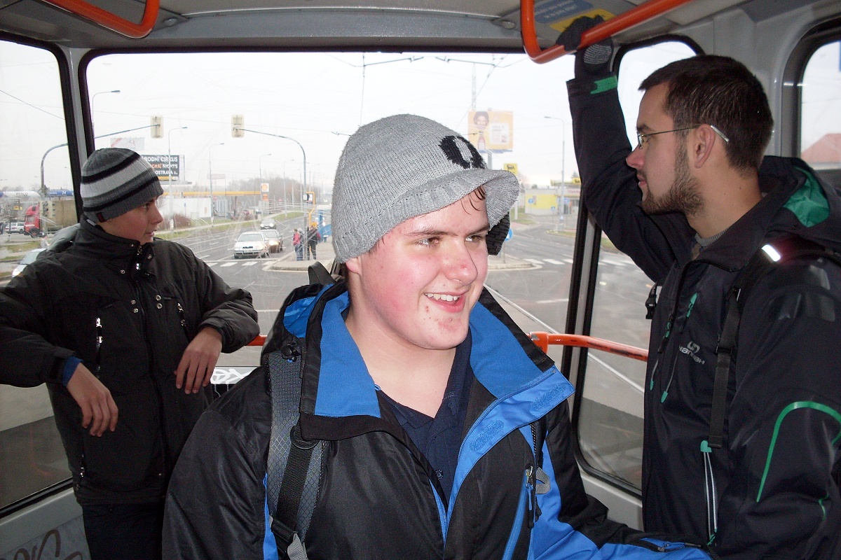 01 - v tramvaji ze Svinova na Smyčku: odleva - znalec tramjových linek Aidi, Koumes - neznalec čehokoliv vyjma jídla a Fili. Za Koumesem jsou schovaní malý a velký Kulajda.
