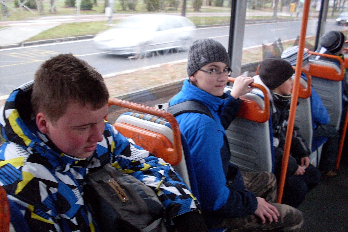 02 - mnozí hoši jedou poprvé tramvají. Sochor s Dalmim to zrovna nejsou, ale chovají se tak!