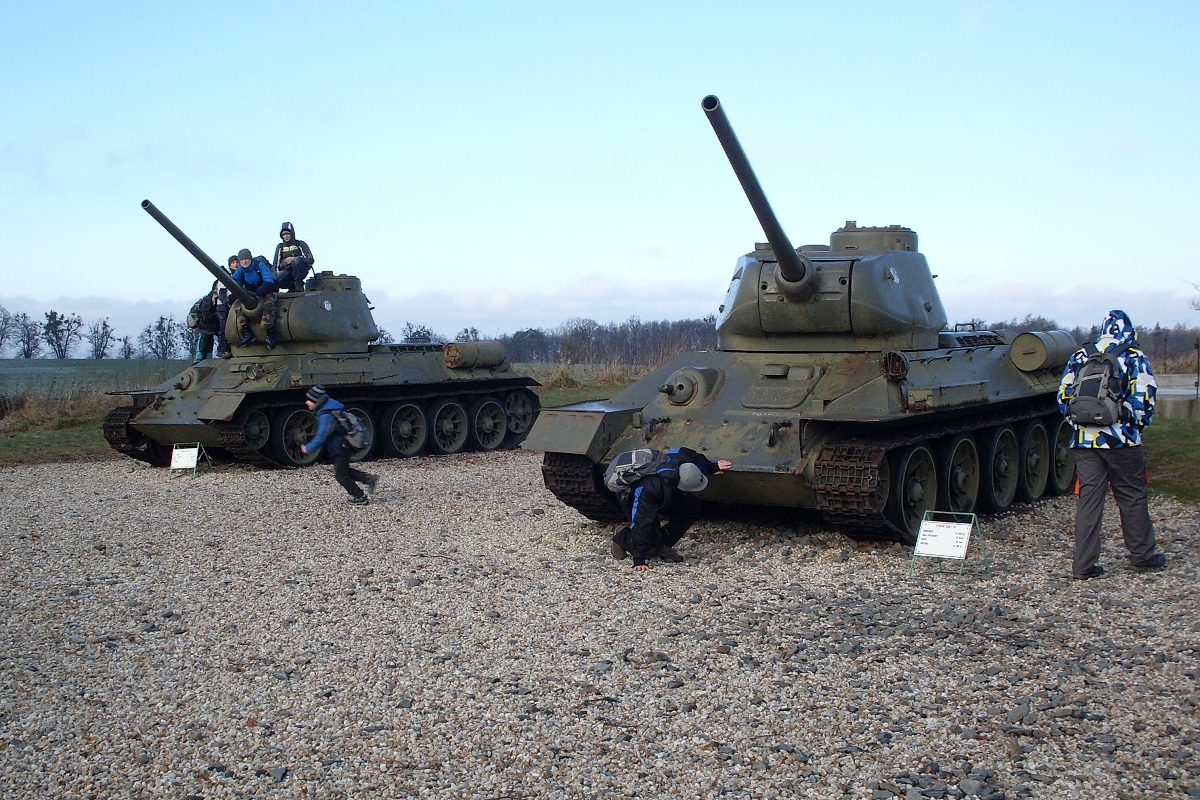 13 - tanky T-34/85. Koumes hledá nouzový výlez.