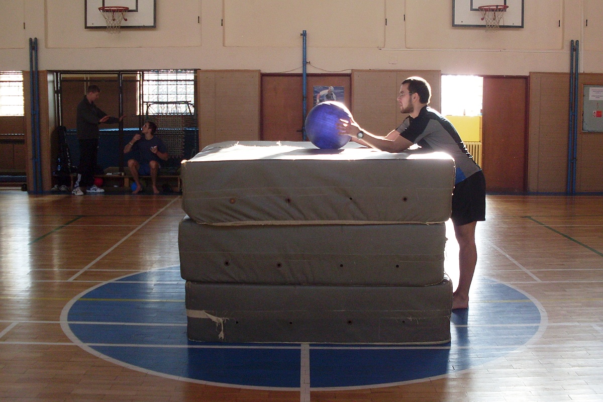 06 - takto je míč připraven k rozehrání gymbalu