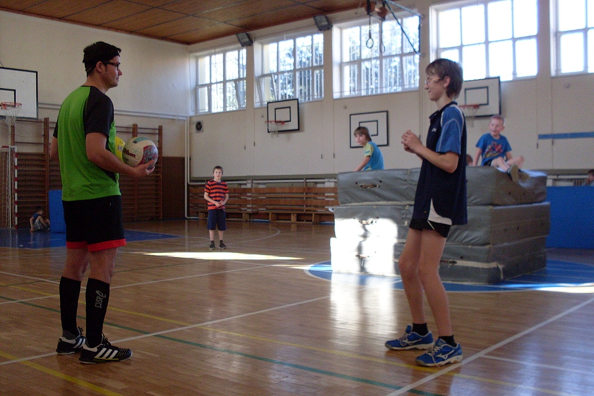 23 - Dalmi škemrá o míč při „jirásku“