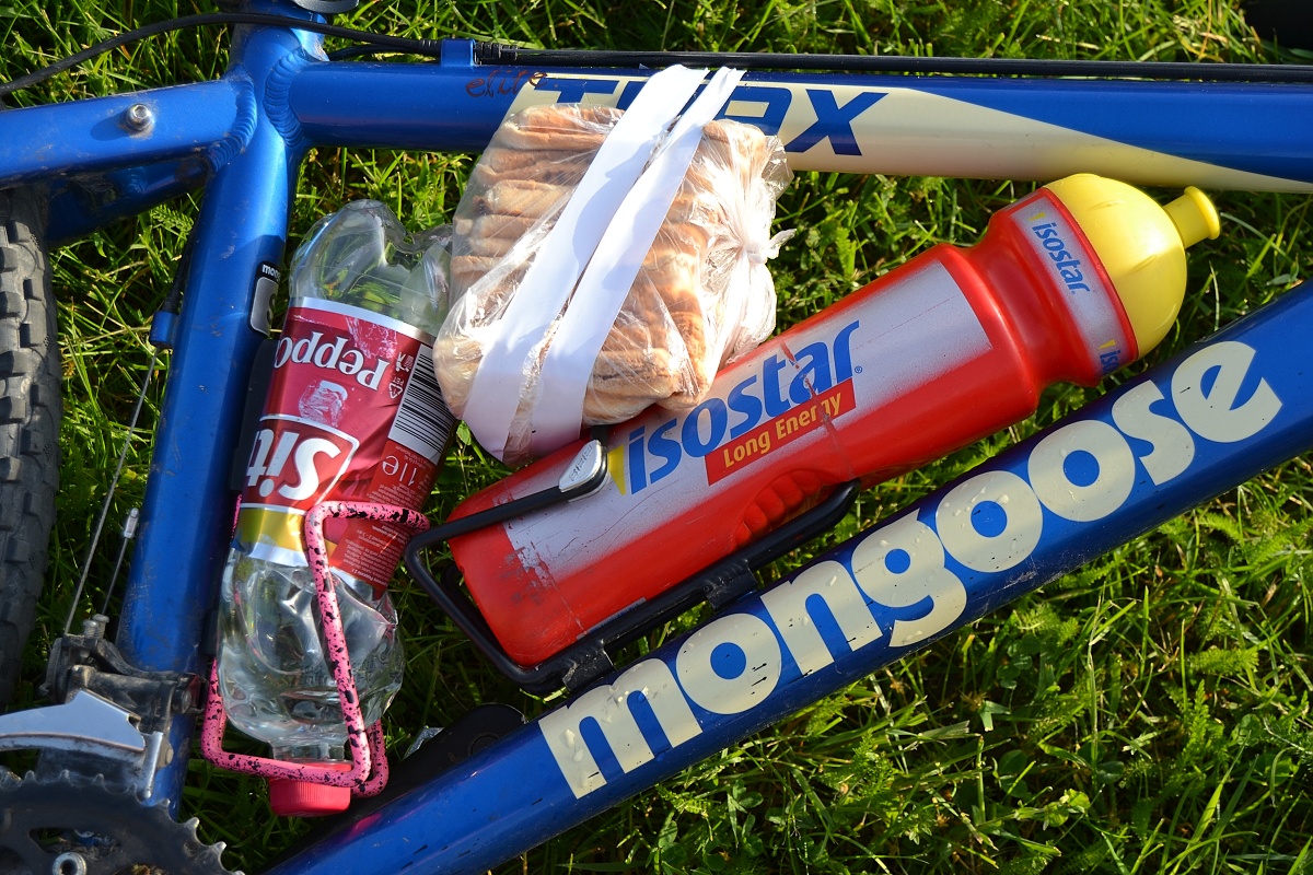 01 - Koumesova výzbroj & výstroj, převážně umístněna na rám bicyklu. Fascinující jsou izolačkou připevněny sendviče!