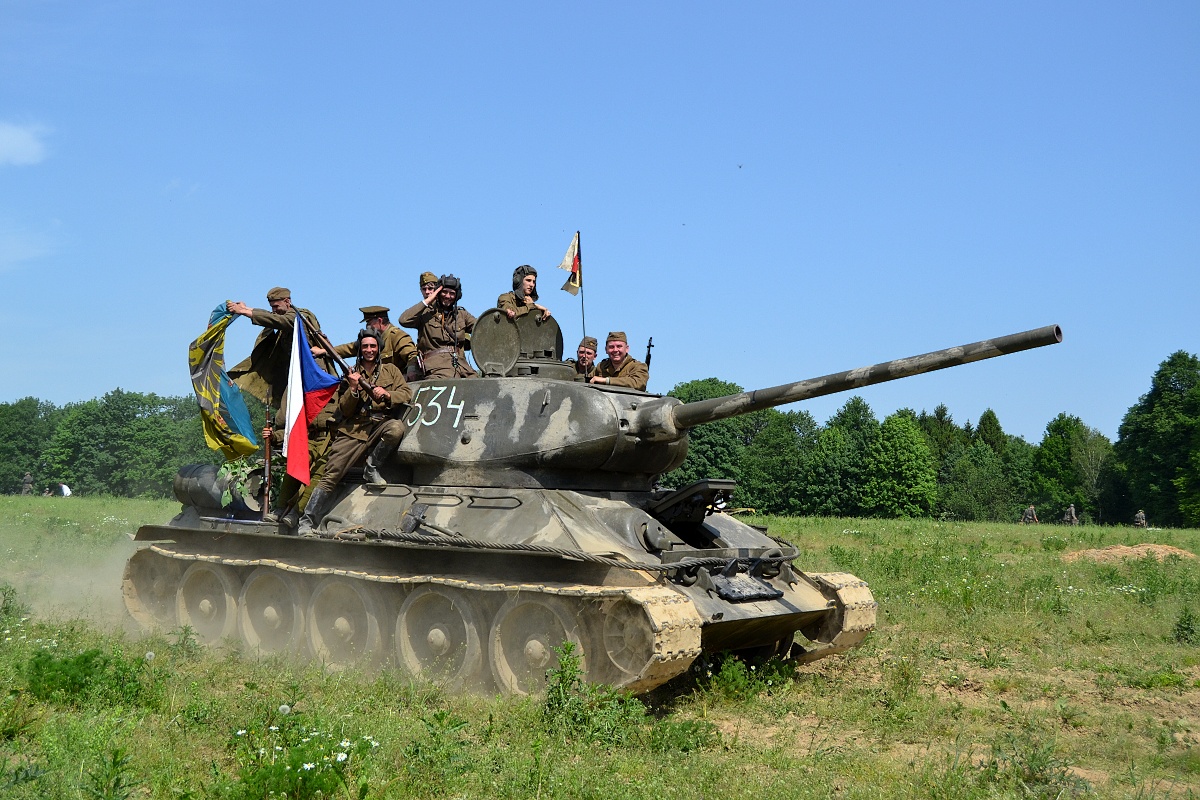 51 - a už je tady! Československá vlajka je přichycená na pušce vz. 24