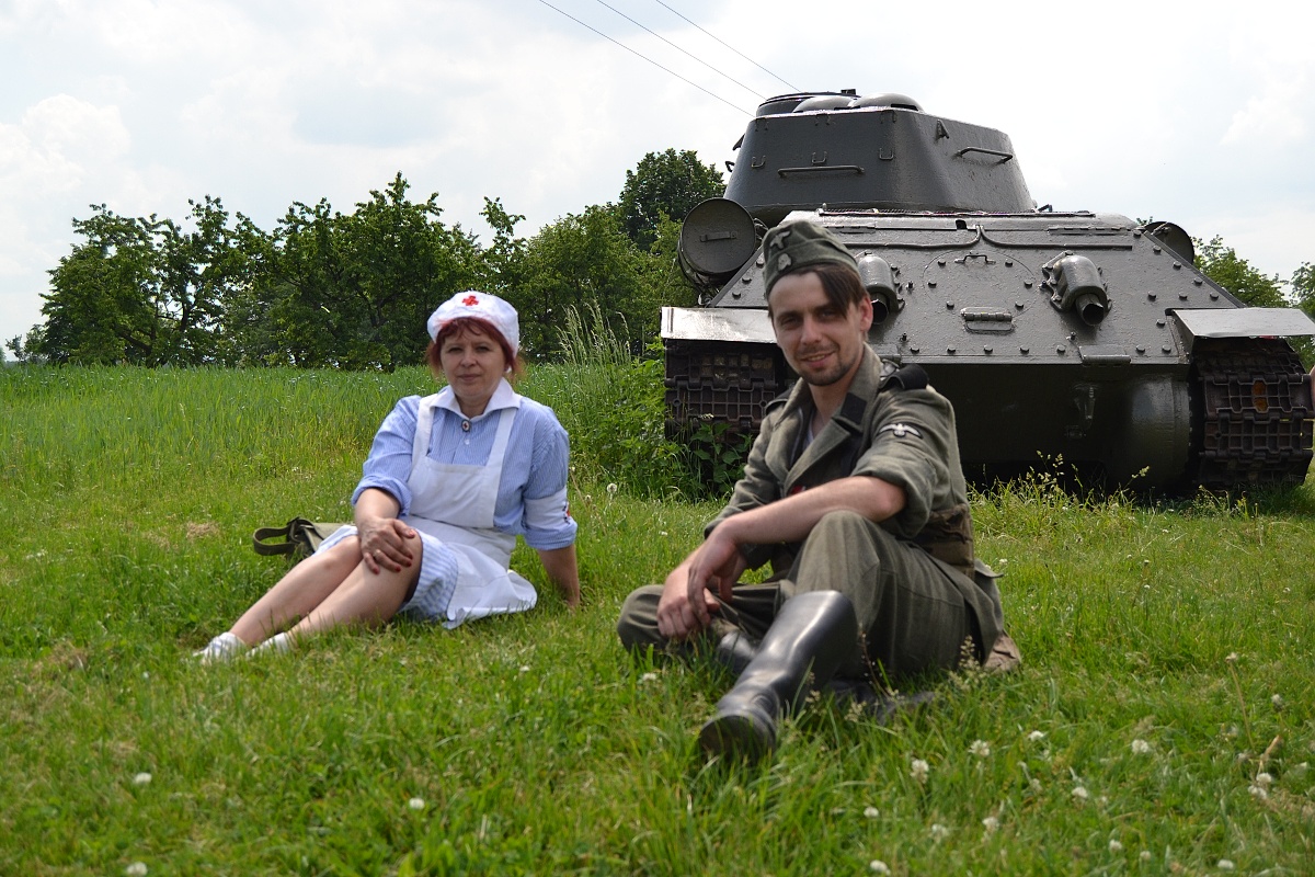 65 - zdravotní sestra a voják jednotek SS - členové Klubu vojenské historie z Polska
