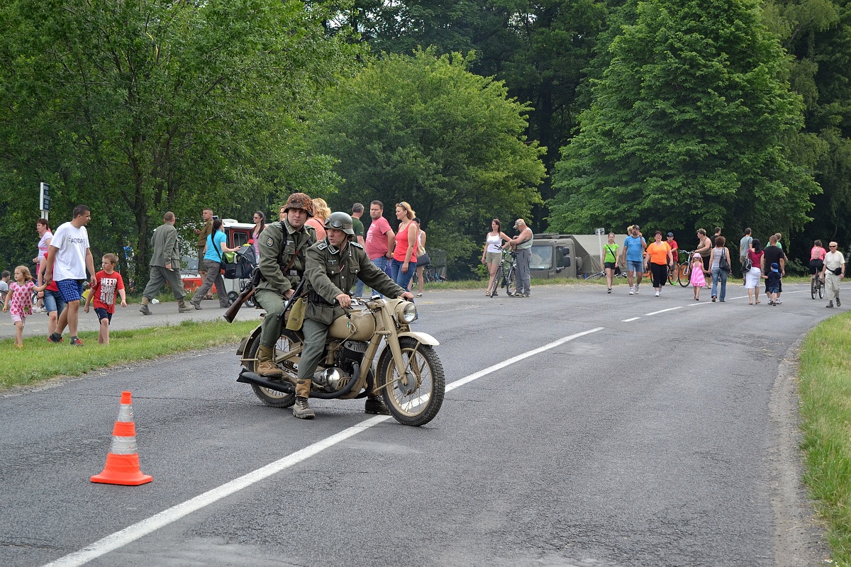 70 - Němci na motocyklu - lidé cítí příchod bouře 