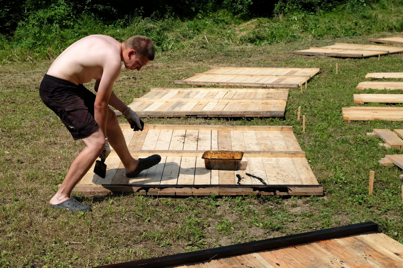 Toncek, lakýrník