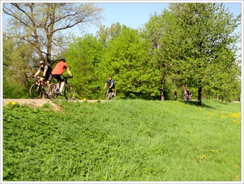 07 - Fili a Maco míjejí protijedoucího cyklistu