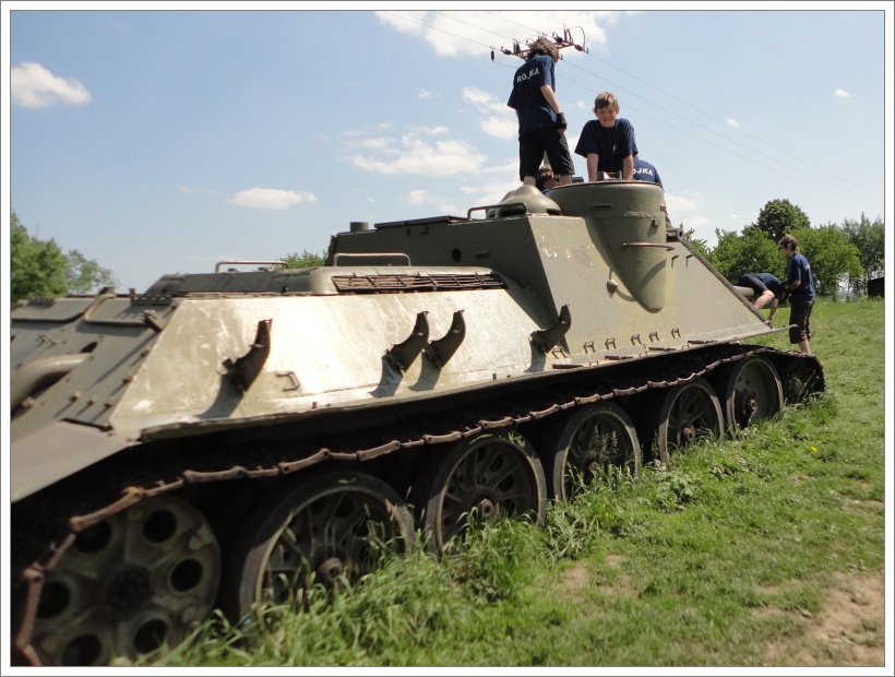 35 - samohybná houfnice SU 85