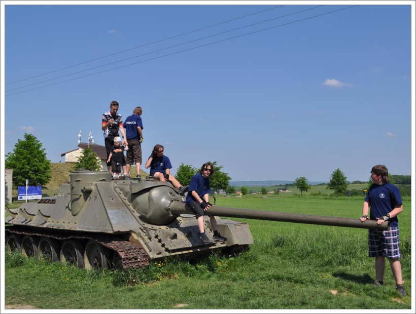 36 - dva roky jsem sloužil u tankistů, ale nevzpomínám si, že bych si kdy, jako zde Daneček, sedl takhle na kanón