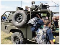 Trojka vtrhla do přepadového landroveru