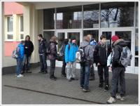 01 - sraz před vestibulem ZŠ U Lesa