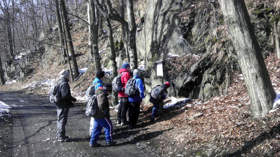 03 - zkoumání Hradeckých vrstev na Žimrovické skále