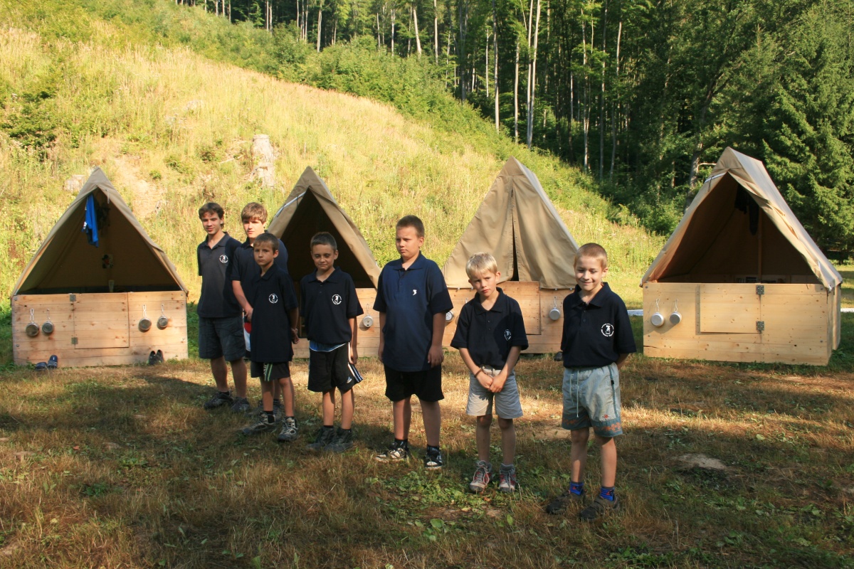 15 - Vydry před svými stany