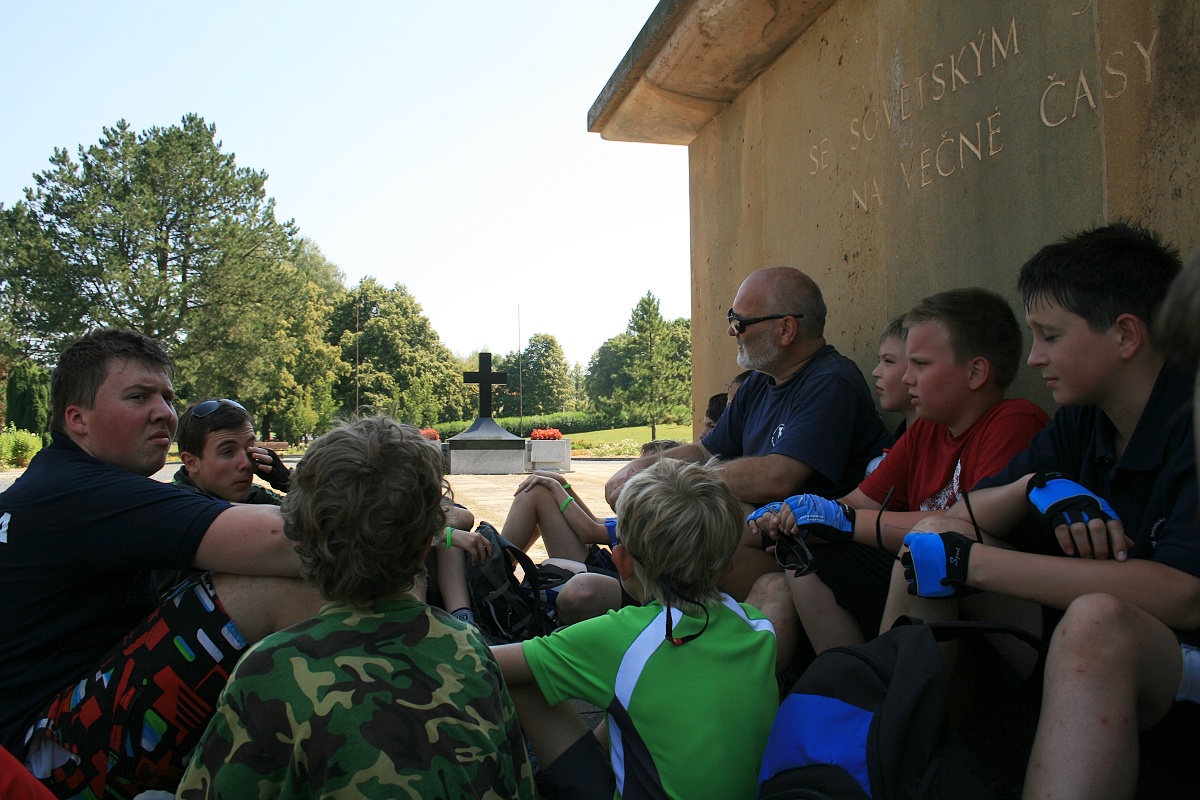 před památníkem v Javoříčku