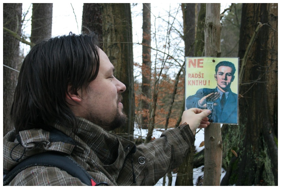 04 - cedulička u vstupní lávky