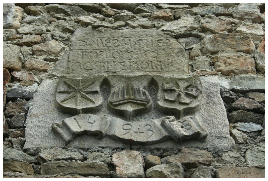 06 - pískovcový kámen nad vstupem - co ta Trojka vravo dole?