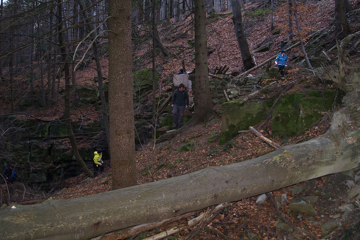 46 - zaváté stopy ve spodním lomu, chata Vilema Barentse se věkem rozpadla, to je škoda