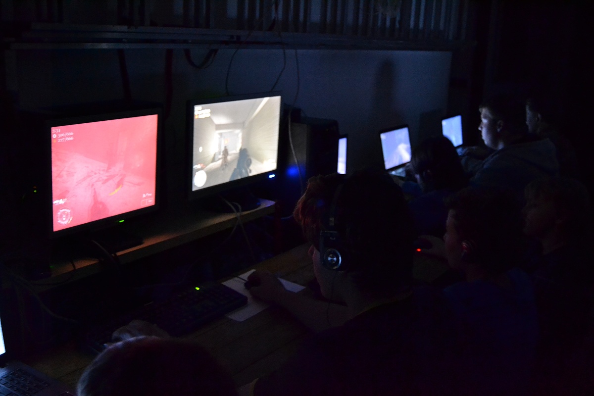 10 - Koumes težce raněn!