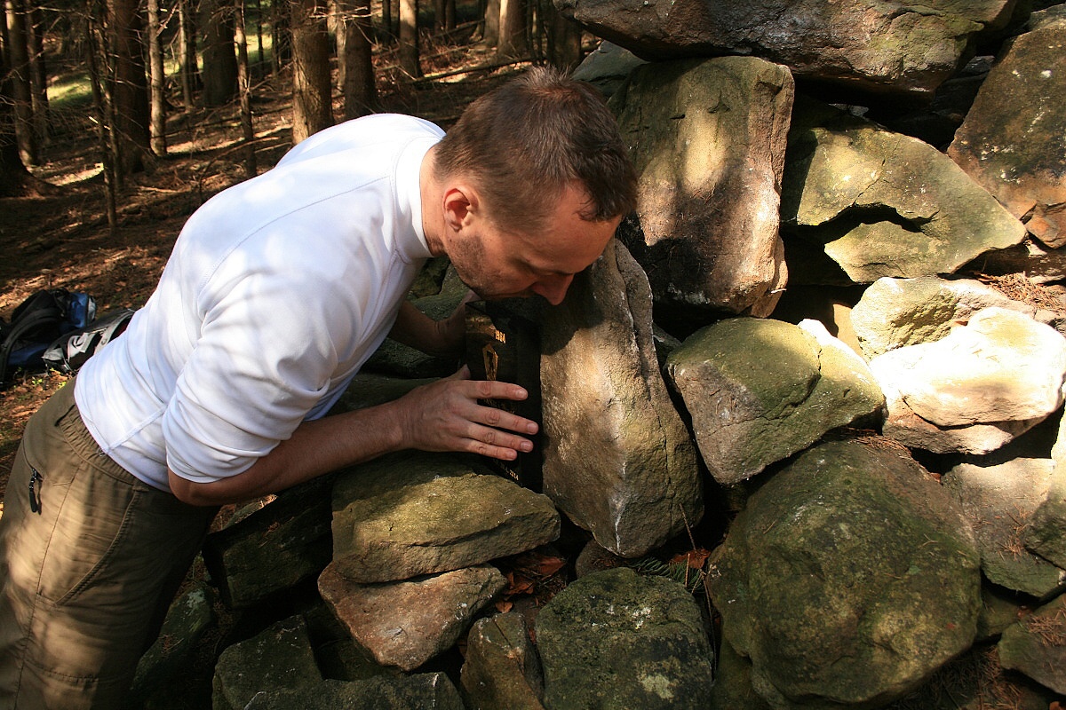 15 - ...upevňuje...