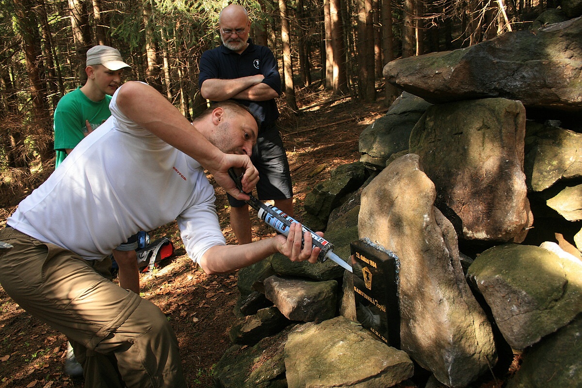 17 - ...a zalévá pryskyřicí!