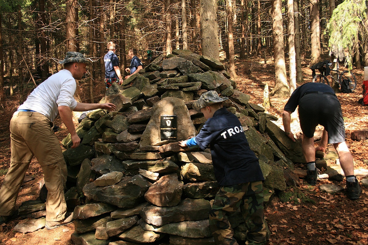25 - je třeba poklidit okolí mohyly
