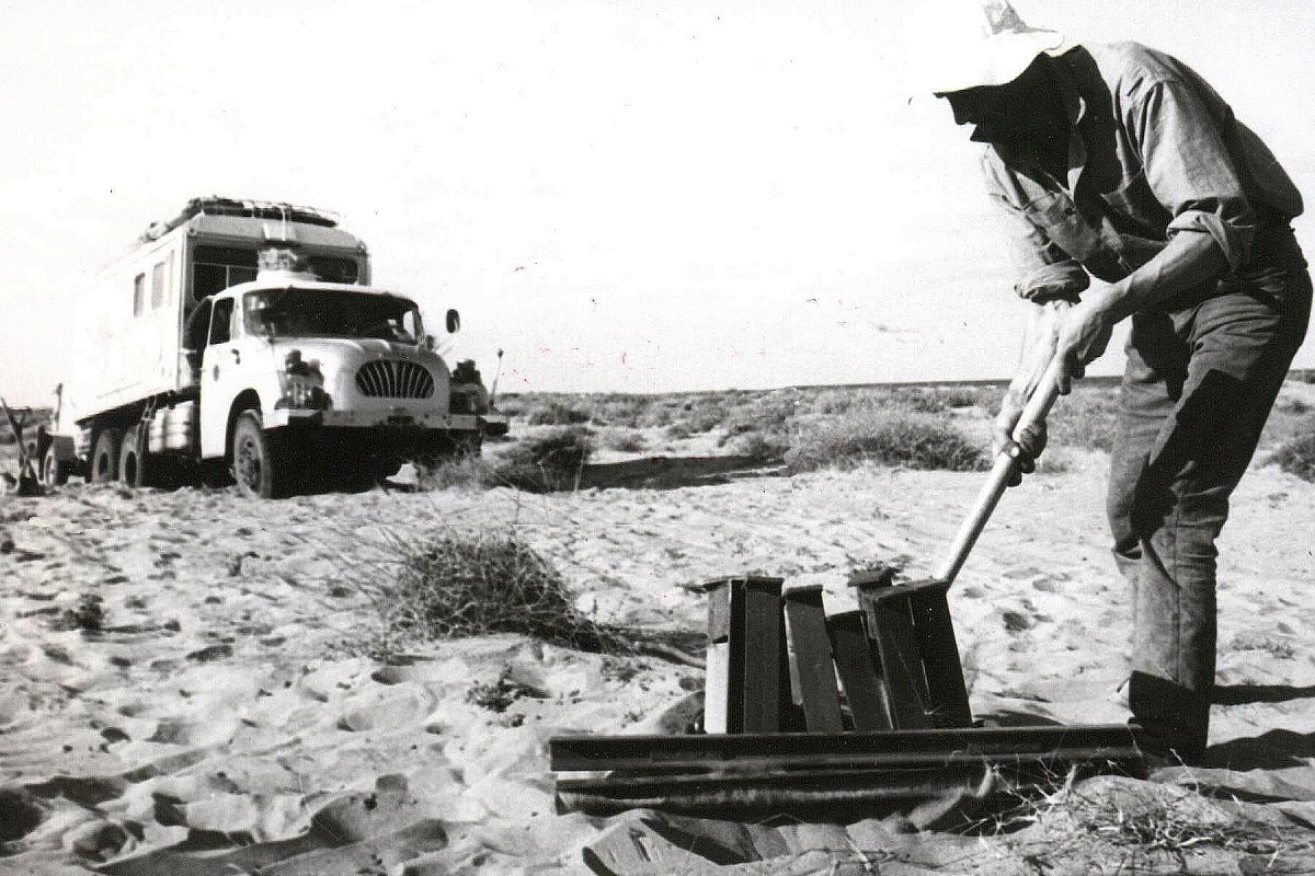zatloukání zemní kotvy - podle nosu by to mohl být Miloš Topinka, podle výšky Vilda Kunz, asi se budu muset podívat na film 