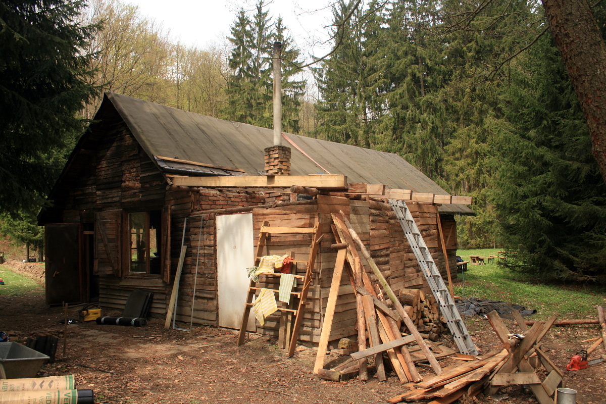 07 - Dřevník bez střechy