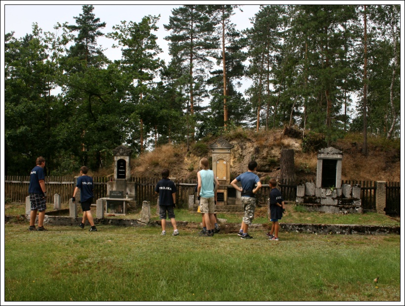 003 - lesní hřbitov nad Janovicemi