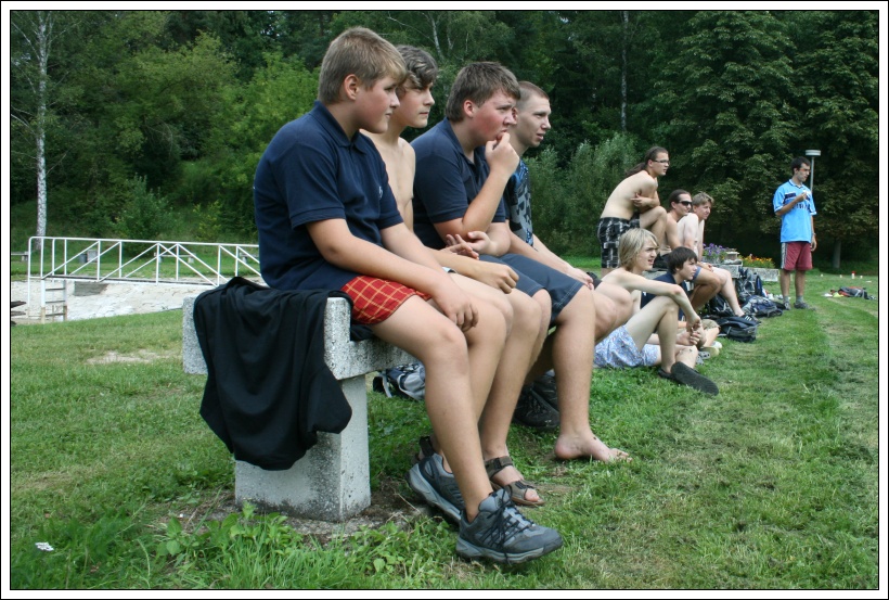 050 - hraje se tzv. chorvatským způsobem - dvě družiny na pálce jedna v poli 