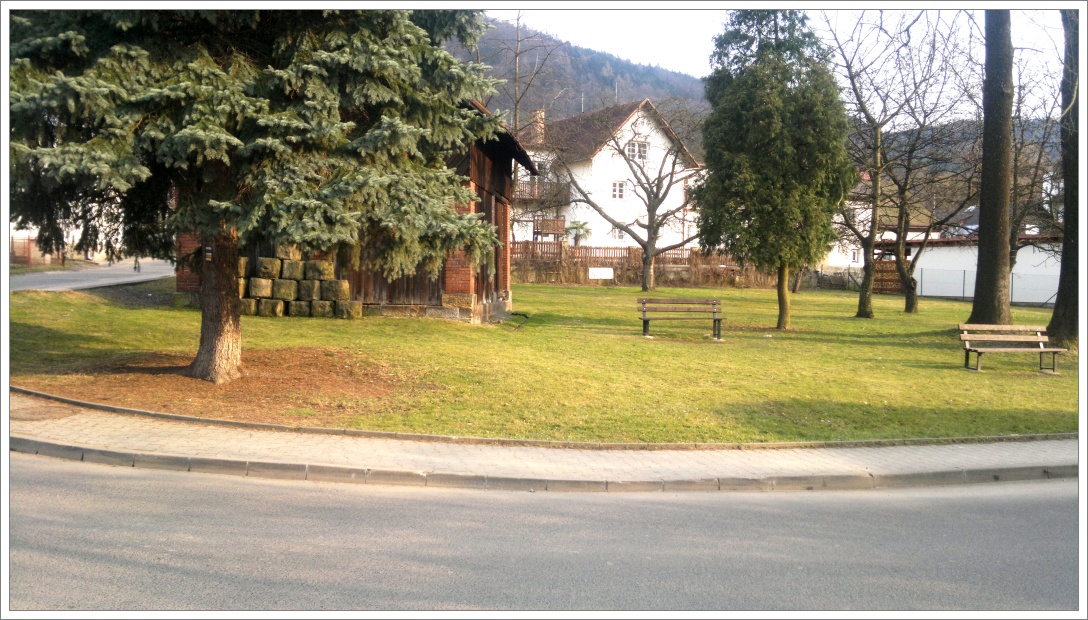 05 - hasičská zbrojnice, za ní náš hotel "PECO"