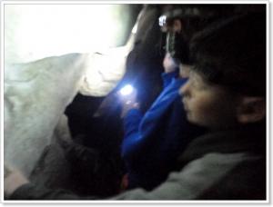 úzký průlez přes skalní práh 